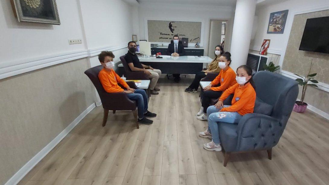 Cumhuriyet Ortaokulu TÜBİTAK Proje Ekibi Müdürümüzü Ziyaret Etti