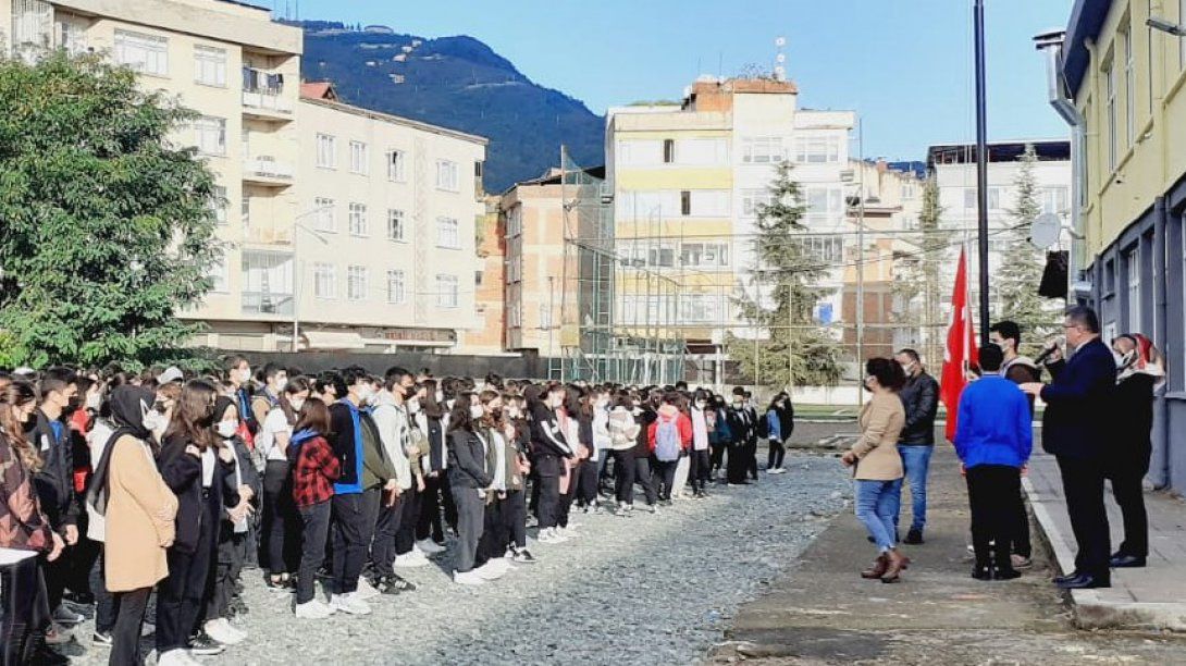 İlçe Millî Eğitim Müdürümüz Onur Bekyürek Cumhuriyet Anadolu Lisesi Öğrencileriyle Bayrak Töreninde Buluştu
