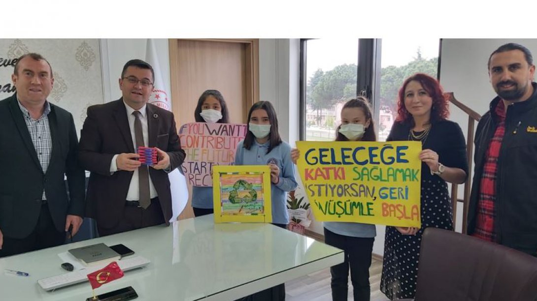 Şehit Cüneyt Akkuş Ortaokulu eTwinning Proje Ekibinden Müdürümüze Ziyaret
