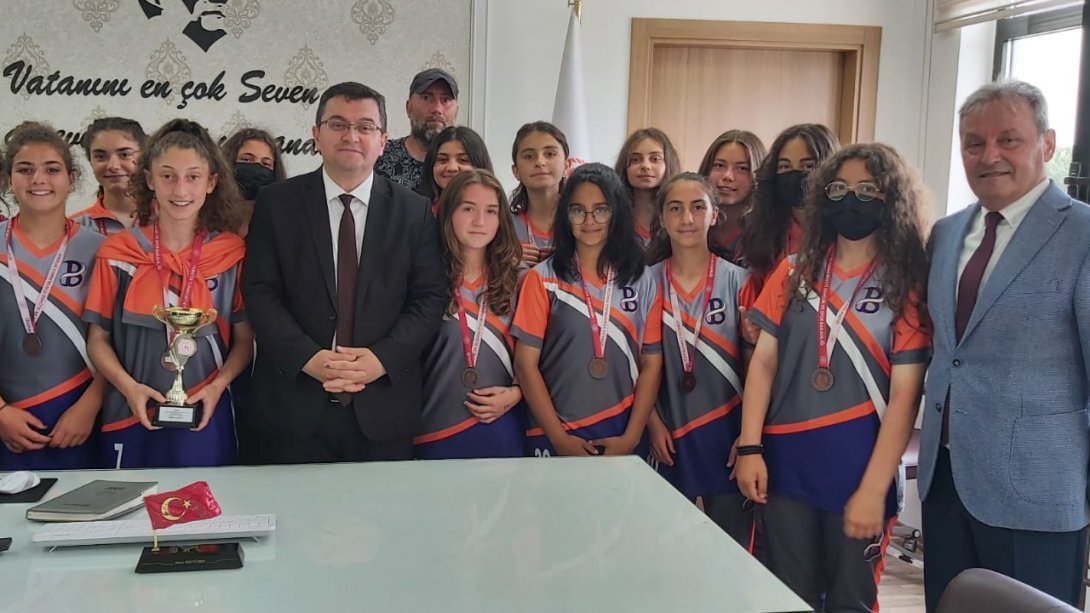 Türkiye Üçüncüsü Kız Futbol Takımı Öğrencilerinden Müdürümüze Ziyaret