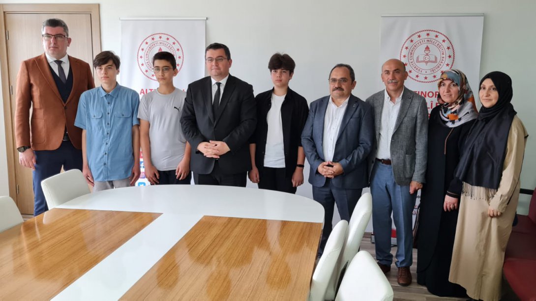 İlçe Milli Eğitim Müdürümüz Onur Bekyürek LGS Türkiye 1'incileriyle Bir Araya Geldi