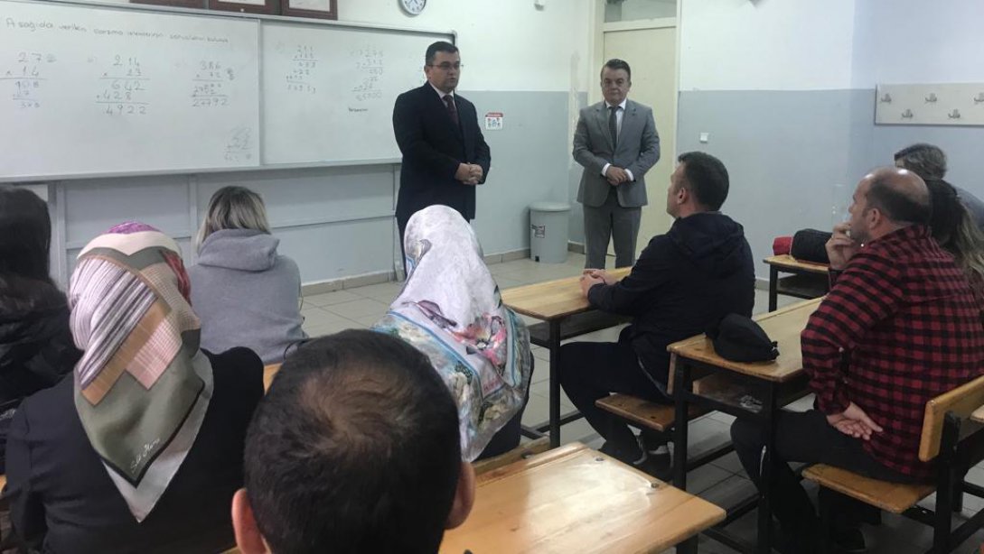 İlçe Milli Eğitim Müdürümüz Onur Bekyürek, Hamdullah Suphi Tanrıöver Ortaokulunda Veli Toplantılarına Katıldı