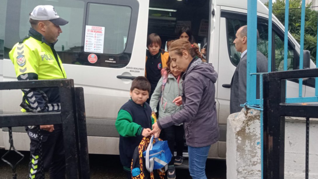 Yeşilyurt Ahmet Karlıbel İlkokulu/Ortaokulunda Okul Servis Araçlarının Denetimi Yapıldı