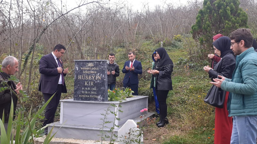 Merhum Öğretmenimiz Hüseyin Kır'ın Kabri Ziyaret Edildi