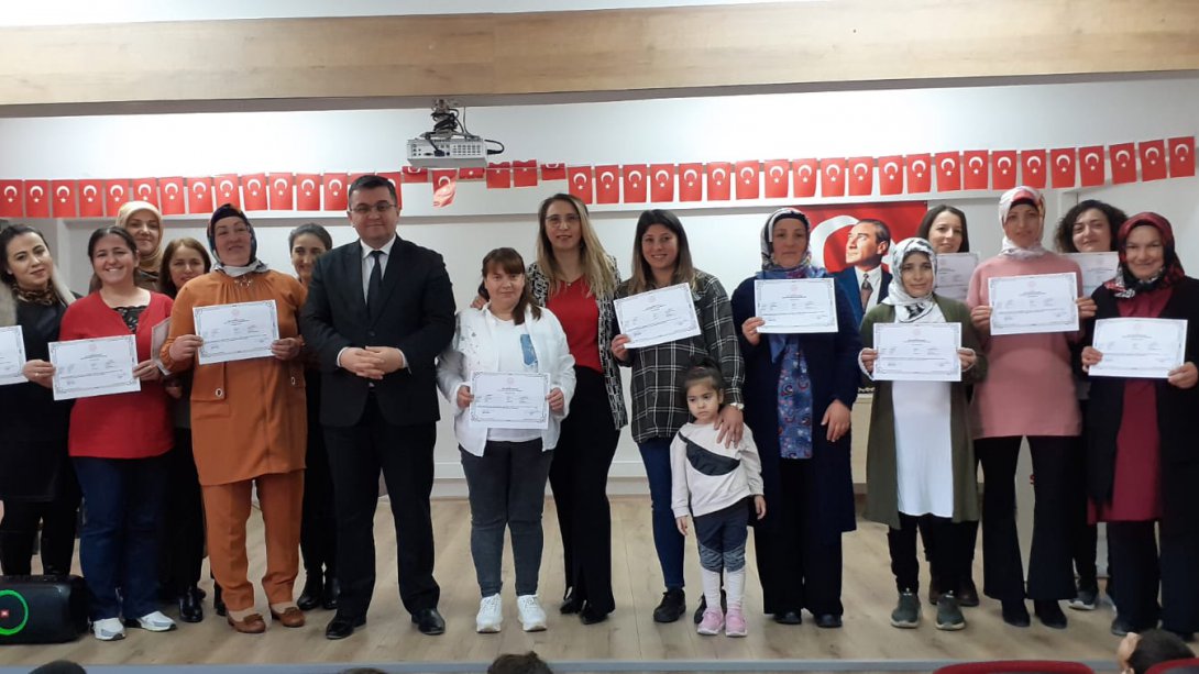 Eyüplü Şehit Sezar Aydın İlkokulunda Aile Okulu Projesi Belge Takdim Töreni Gerçekleştirildi