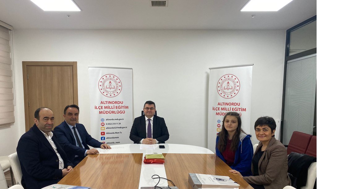 Türkiye Birincisi Öğrencimiz Berivan Kır, Müdürümüzü Ziyaret Etti