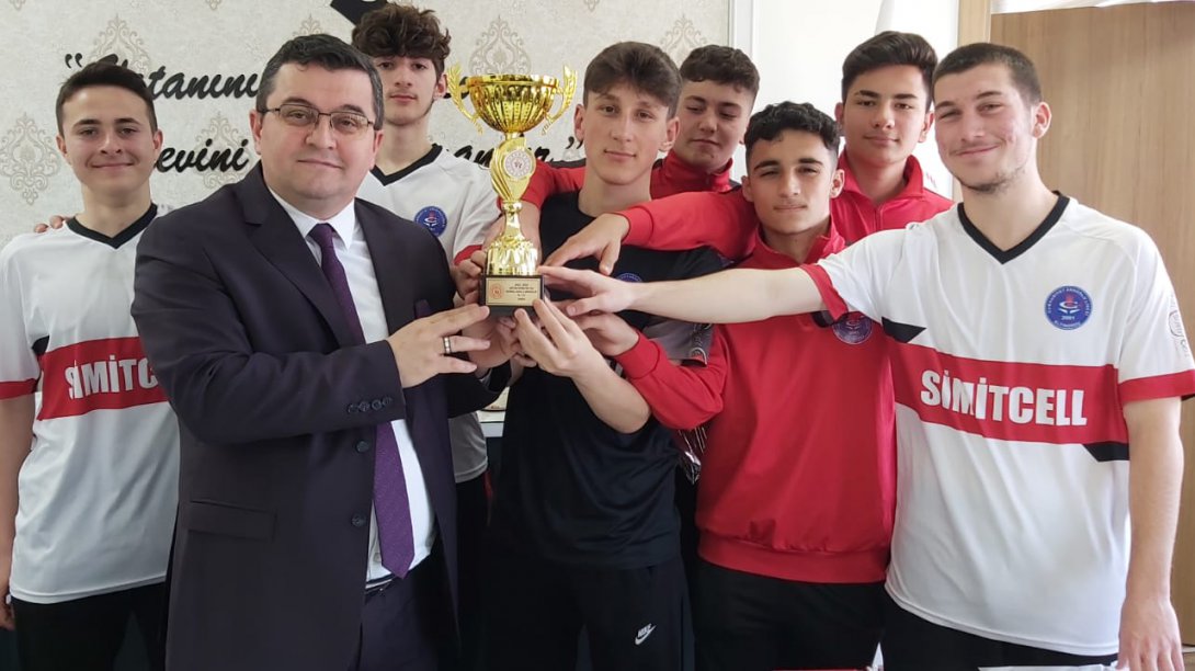 Cumhuriyet Anadolu Lisesi Futbol Takımından Müdürümüze Ziyaret