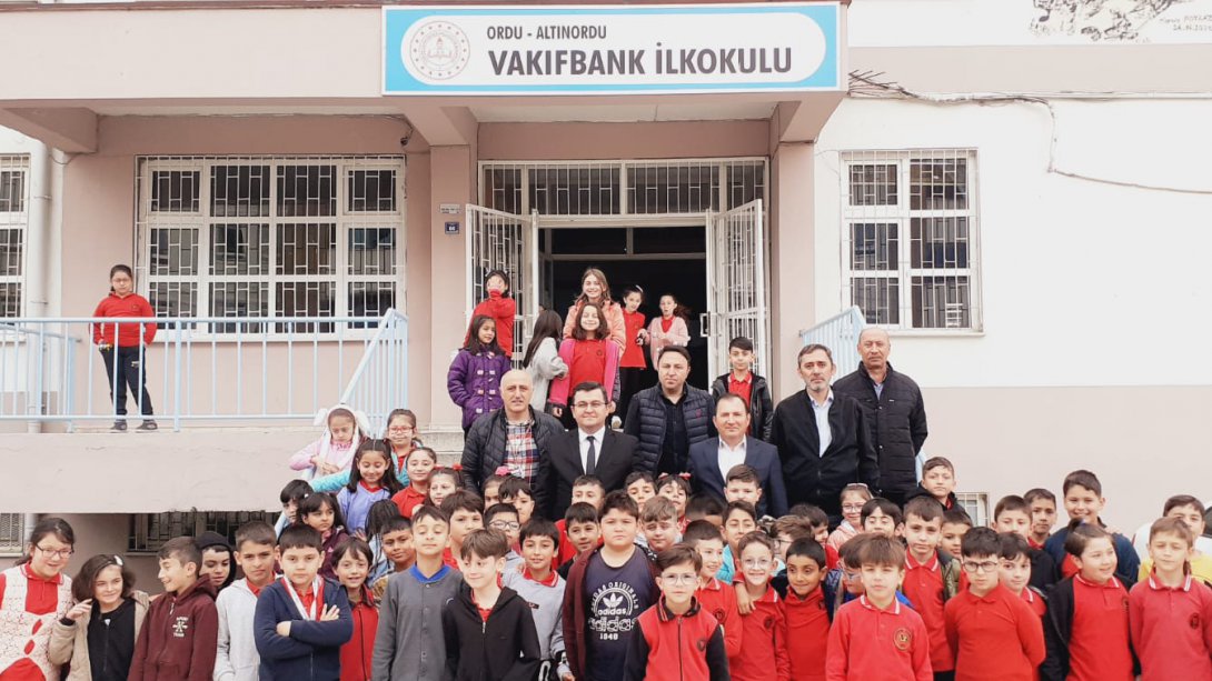 İlçe Milli Eğitim Müdürümüz Onur Bekyürek, Vakıfbank İlkokulunu Ziyaret Ederek Yeni Haftaya Başlangıç Yaptı