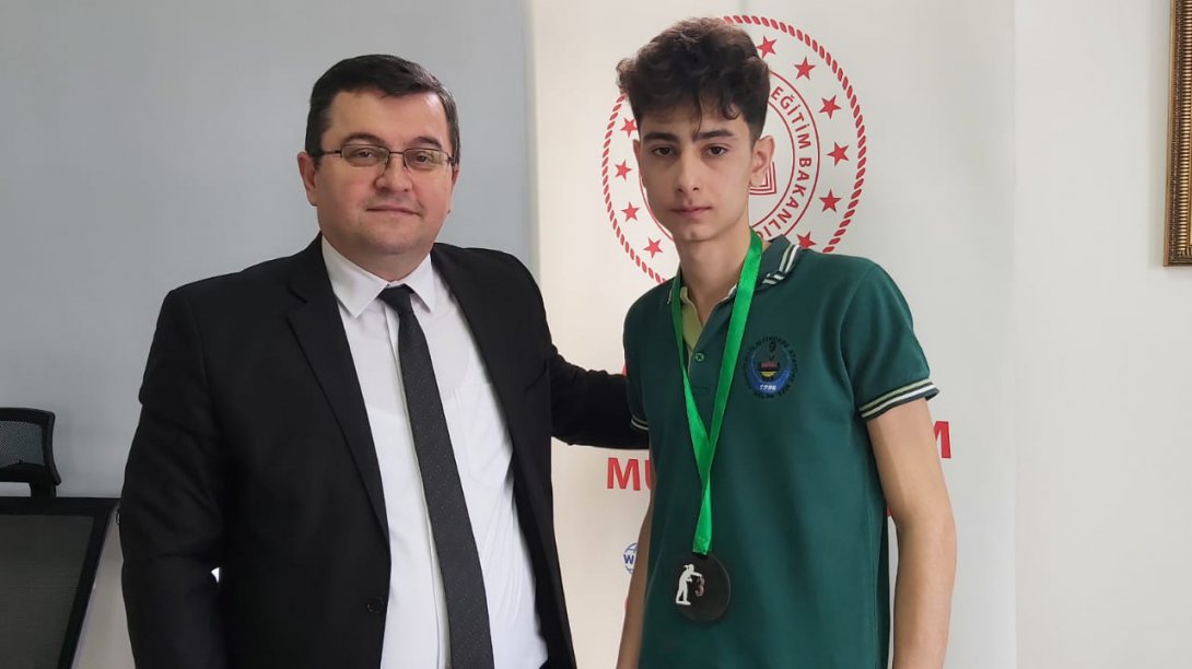 Türkiye Üçüncüsü Öğrencimiz Efe Gürbüz, Müdürümüzü Ziyaret Etti