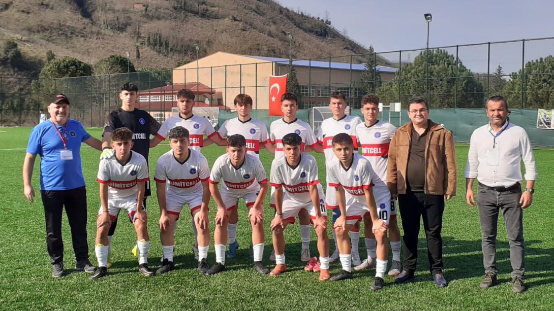Cumhuriyet Anadolu Lisesi Futbol Takımı Grup Birincisi Oldu