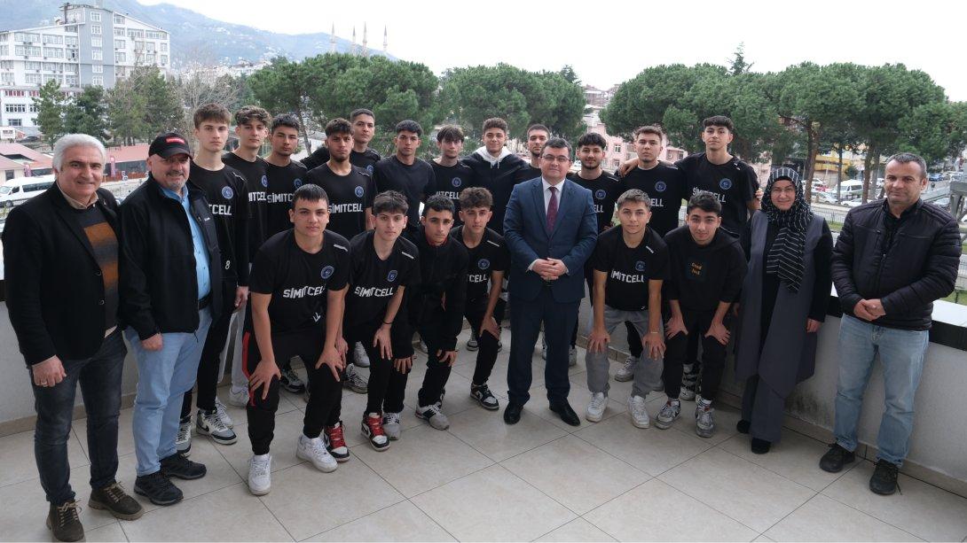 Cumhuriyet Anadolu Lisesi Futbol Takımından Müdürümüze Ziyaret