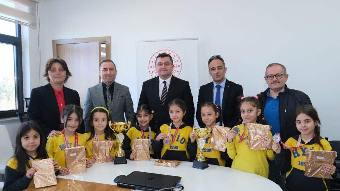 Haki Yener İlkokulu Cimnastik Takımından Müdürümüze Ziyaret