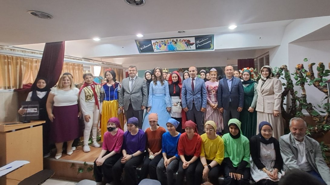 Altınordu Kız Anadolu İmam Hatip Lisesi Öğrencileri İngilizce Tiyatro Sundu