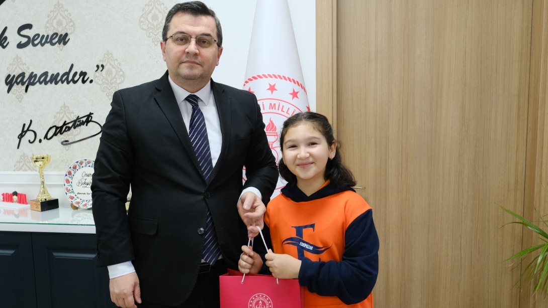 İlçe Birincisi Eslem Şener'den Müdürümüze Ziyaret