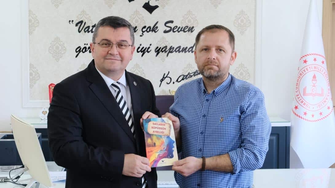 Dr. Yavuz Selim Uğurlu Öykü Kitabını Müdürümüze Takdim Etti